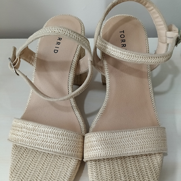 Torrid woven strap sandals 10 wide NWOT - Picture 2 of 8